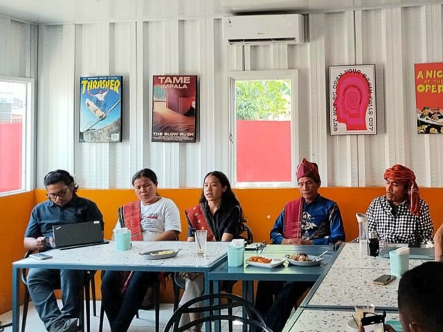 TAMAN Sumut menggelar Konferensi Pers terkait laporan Masyarakat Adat Sihaporas ke Polres Simalungun di Ateku Coffee, Padang Bulan Medan, Senin (27/10/2025). | Kevin Ananda Putra Tamba