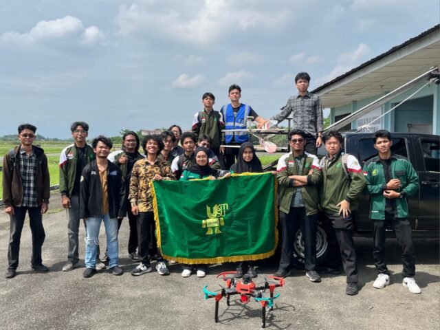 Foto bersama anggota UKM Robotik Sikonek USU pada lomba KRTI di Landasan Udara Soewondo, Selasa (30/9/2025). | Sumber Istimewa