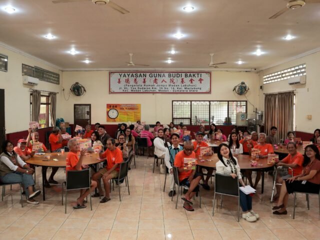 Panitia Raksaka Bhumi bersama para lansia dalam kampanye sosial "Ruang Usia" di Yayasan Guna Budi Bakti, Medan (4/10/2025). | Sumber Istimewa