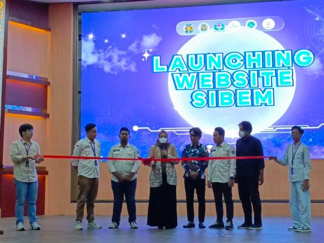 Pemotongan pita peluncuran website BEM USU di acara Innoframe USU Youth Expo oleh Direktur Ditmawalumni USU di Gelanggang Mahasiswa, Kamis (23/10/2025). | Febryani Cintya Amelia Sibarani
