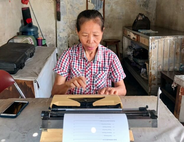 Santi Sinaga, penyedia jasa tik manual di Pintu Sumber USU, Senin (22/09/2025). | Mila Audia Putri