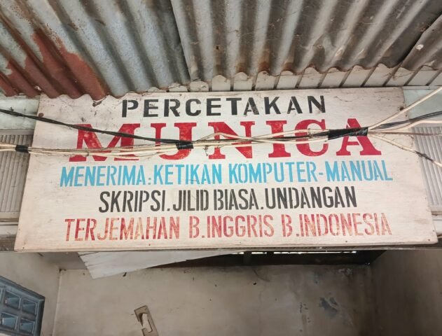 Plang nama usaha percetakan Munica, Senin (22/09/2025). | Mila Audia Putri