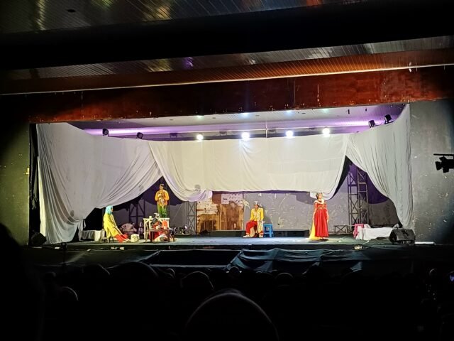 Pertunjukan teater “Meja Makan Mikir-Mikir” pada Jong Batak's Arts Festival ke-12 di Taman Budaya Sumut, Kamis (23/10/2025). | Dinar Fazira Fitri