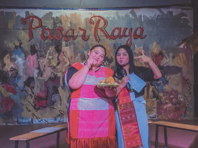 Pendiri Dapur Tabo Dai Na, Kristina Samosir (kiri) dan moderator, Yocha Hutabarat (kanan), dalam Workshop Etnokuliner "Arsik: Simbol Kehidupan dan Budaya Batak" di Taman Budaya Sumut, Kamis (23/10/2025). | Wahyu Saleh Alfarisyi