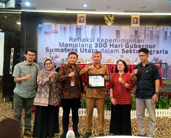Foto bersama direktur Bakumsu, moderator, dan narasumber dalam Diskusi Publik "Refleksi Kemiskinan Menjelang 300 Hari Gubernur Sumatera Utara dalam Sektor Agraria" di Hotel Hermes Place, Selasa (30/9/2025). | Jennifer Smith L. Tobing