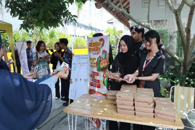 Panitia Redishcovery membagikan makanan kepada pengunjung dalam kegiatan kampanye "Zero Food Waste" bersama Aksata Pangan di Sekata Kopi, Kamis (2/10/2025). | Sumber Istimewa