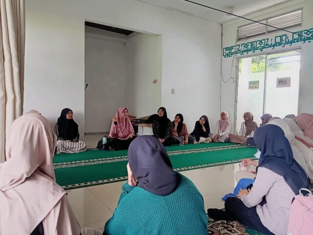 Suasana kegiatan "Muslimah Ingin Tahu (MINT)" yang digelar oleh Departemen Keputrian FORMASI Al-Qalb di Musala Qalbun Salim Fakultas Psikologi USU, Jumat (24/10/2025). | Adilla Juli Azzahra