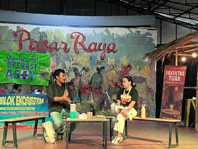 Pemaparan materi oleh Lukman Hakim Siagian dalam talkshow JBAF ke-12 di Taman Budaya Medan, Minggu (19/10/2025). | Fristania Nadeak