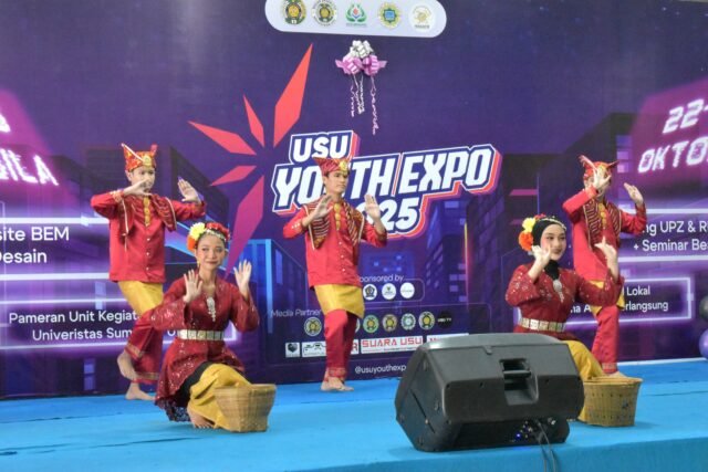 UKM PMM USU menampilkan tarian Suku Batak dalam kegiatan USU Youth Expo 2025 di Gedung Pancasila, Jumat (24/10/2025). | Sumber Istimewa