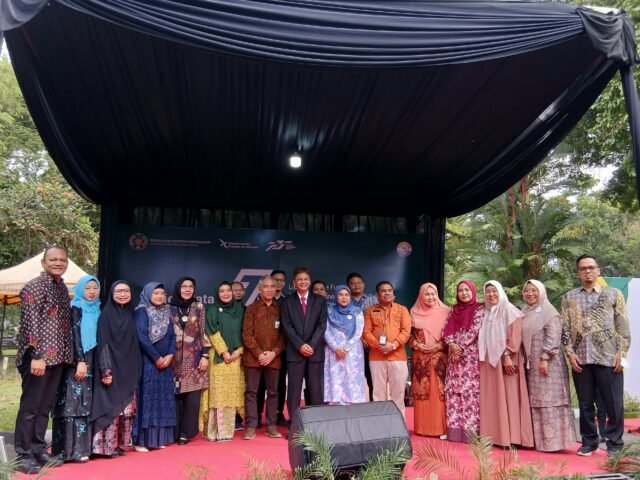 Pimpinan USU dan jajaran Perpustakaan USU berfoto bersama dalam Open Ceremony Dies Natalis Perpustakaan USU ke-73, Rabu (19/11/2025). | Hasrina Arum Maulida