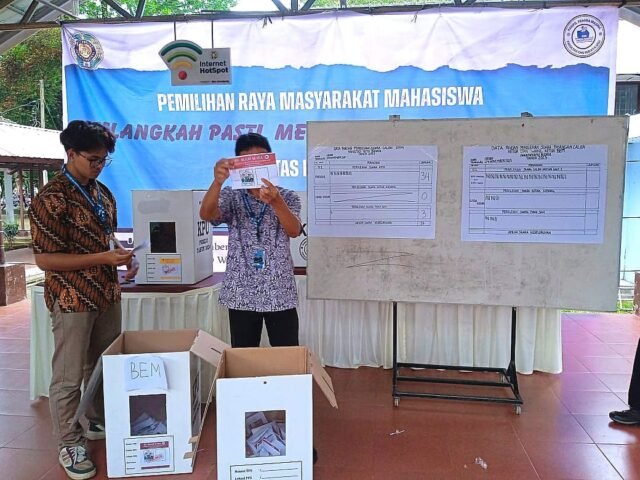 Proses penghitungan hasil pemungutan suara Pemira FIB USU 2025 oleh Bawasra di Pendopo FIB USU, Senin (24/11/2025). | Jennifer Smith L. Tobing