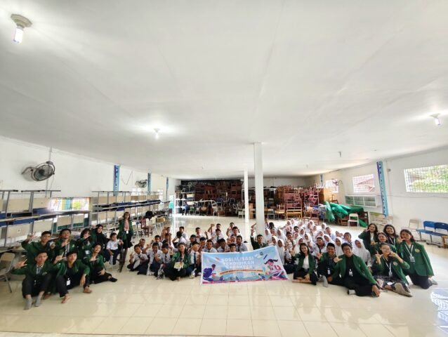 Kelompok mahasiswa proyek MKWK Intoleransi 02 USU berfoto bersama sejumlah siswa SMP Negeri 30 Kota Medan, Sabtu (28/10/2025). | Sumber Istimewa