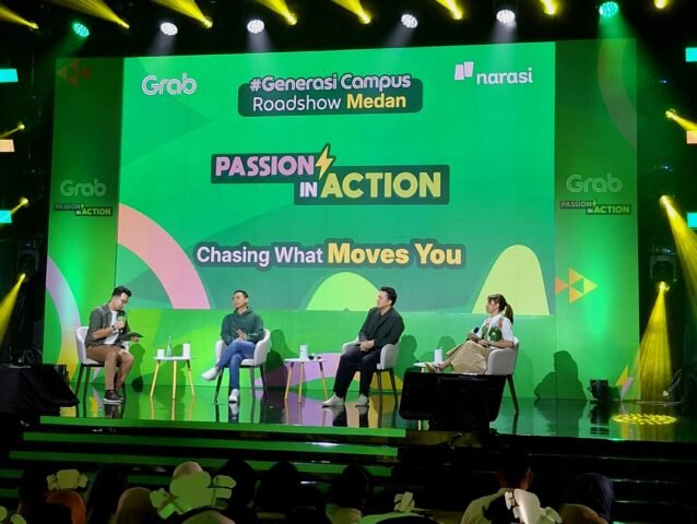 Dari kiri, moderator, Raditya Dika, Nicholas Saputra, dan Najwa Shihab, sebagai pembicara dalam talkshow Generasi Campus Roadshow Medan di Auditorium USU, Rabu (19/11/2025). | Derista Putri