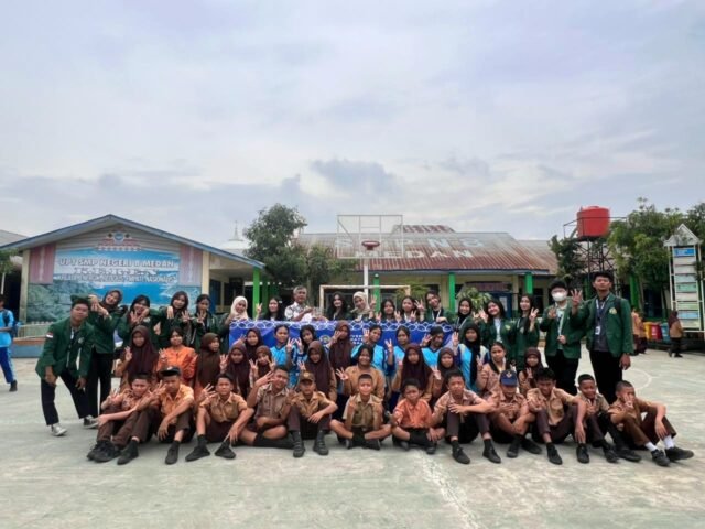 Kelompok mahasiswa proyek MKWK Perundungan 80 USU berfoto bersama sejumlah siswa dalam kegiatan sosialisasi di SMPN 8 Medan, Sabtu (25/10/2025). | Sumber Istimewa