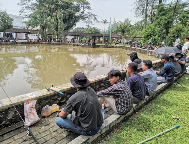 Para peserta dalam lomba mancing ceria di kolam Barat Perpustakaan USU, Kamis (20/11/2025). | Sumber Istimewa