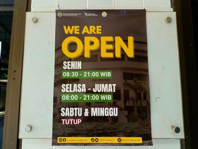 Flyer pemberlakuan jam operasional baru di pintu masuk lantai 1 Perpustakaan USU, Jumat (14/11/2025). | Febryani Cintya Amelia Sibarani