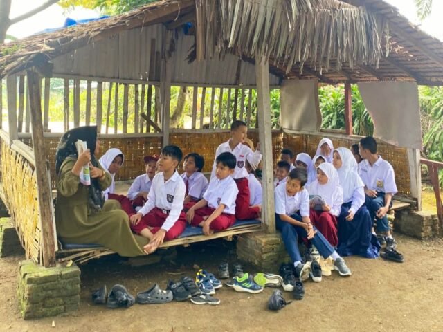 Dari kiri, guru dan para murid dalam proses belajar mengajar di Yayasan Rumah Ceria Medan, Selasa (19/8/2025). | Sumber Istimewa