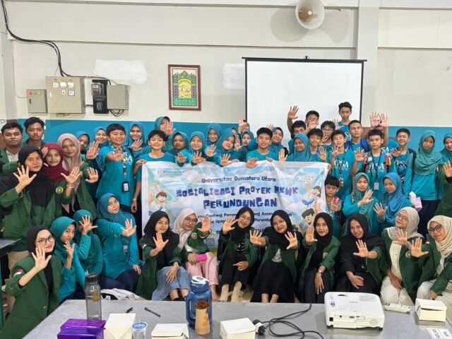 Kelompok mahasiswa proyek MKWK Perundungan 61 USU berfoto bersama sejumlah siswa SMP Shafiyyatul Amaliyyah Medan, Sabtu (25/10/2025). | Sumber Istimewa