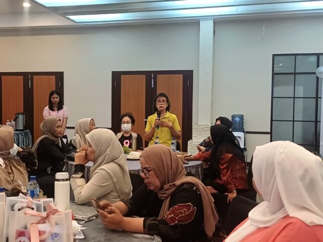 Seorang penyintas kanker payudara dan tiroid, bercerita tentang pengobatannya dalam talkshow yang digelar oleh IMIKS USU dan SAPKANDARA Medan di Aula Serbaguna FISIP USU, Kamis (20/11/2025). | Dinar Fazira Fitri