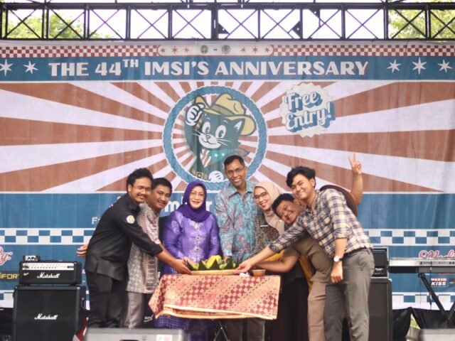 Prosesi pemotongan tumpeng dalam pembukaan "IMSI's Anniversary" ke-44 di panggung pertunjukan, Kamis (20/11/2025). | Sumber Istimewa