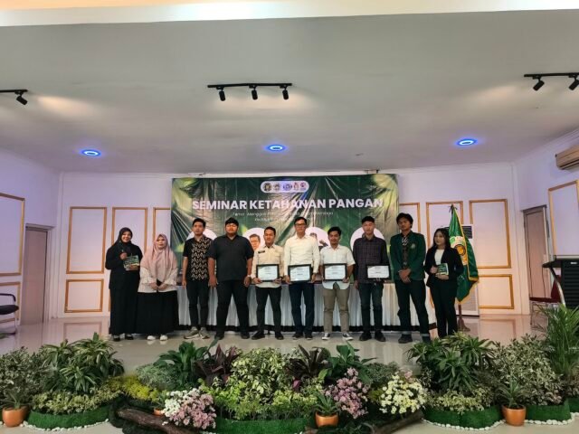 Penyerahan sertifikat kepada para pemateri di Aula Soeratman FP USU, Senin (24/11/2025). | Andrean Refaldho Sembiring