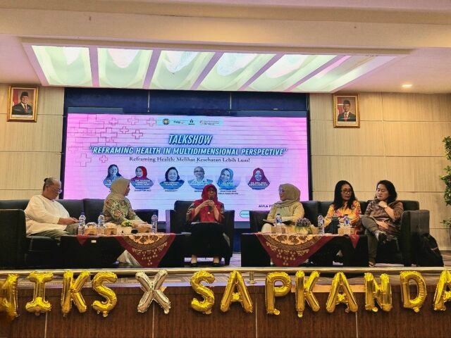 Moderator dan para pembicara dalam talkshow "Reframing Health in Multidimensional Perspective" oleh IMIKS dan SAPKANDARA di Aula Serbaguna FISIP USU, Kamis (20/11/2025). | Susy Simanungkalit