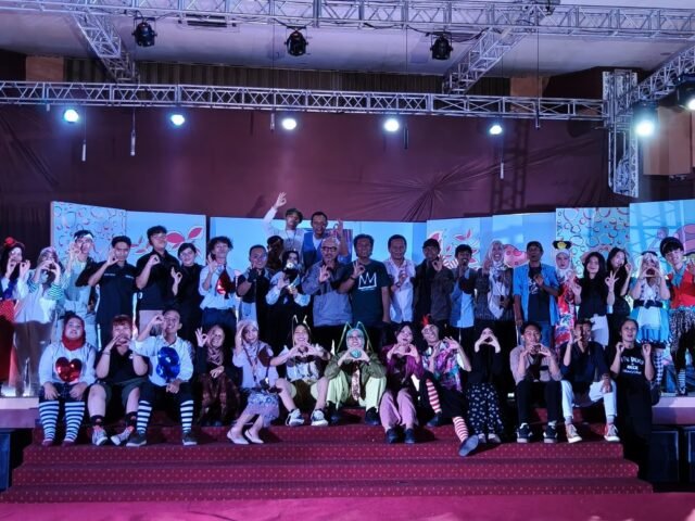 Foto bersama anggota dan alumni Teater O usai tampilkan drama berjudul "Loker" di Gelanggang Mahasiswa USU, Kamis (30/10/2025). | Sumber Istimewa 