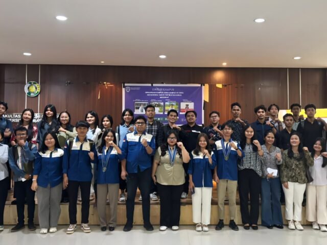 Para peserta dan pemateri berfoto bersama dalam diskusi kampus yang digelar GMKI FEB USU di Aula Mikie Wijaya, Selasa (18/11/2025). | Sumber Istimewa