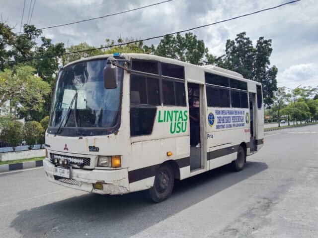 Salah satu unit bus LINUS yang beroperasi di jalur USU, Rabu (19/11/2025). | Shifwah Suhaila