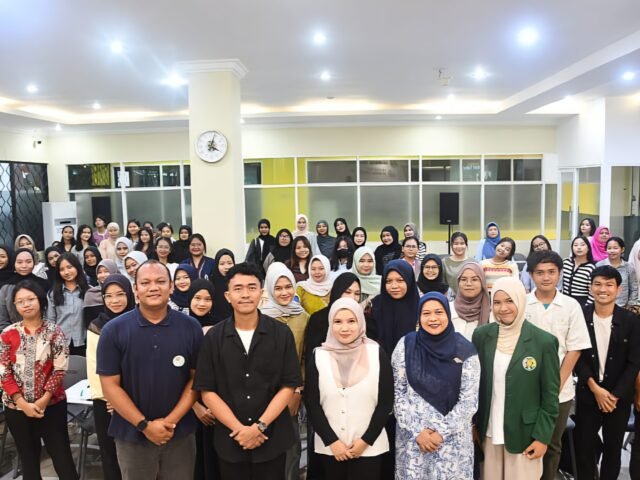 Ketua pelaksana, pemateri, Kepala Perpustakaan USU, dan para peserta, berfoto bersama dalam "Creative Mindset Talks" di ruang konferensi Perpustakaan USU, Kamis (20/11/2025). | Sumber Istimewa