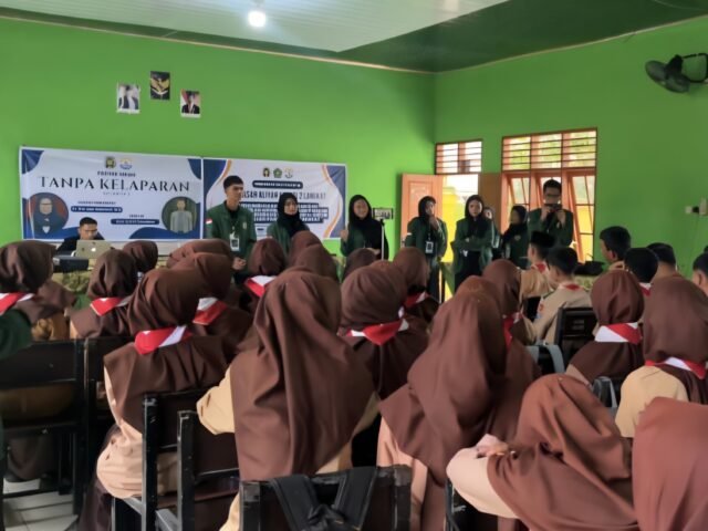 Kelompok MKWK 02 “Tanpa Kelaparan” USU saat menyampaikan materi edukasi mengenai diversifikasi pangan berbasis potensi lokal kepada siswa MAN 2 Langkat, Sabtu (25/10/2025). | Sumber Istimewa
