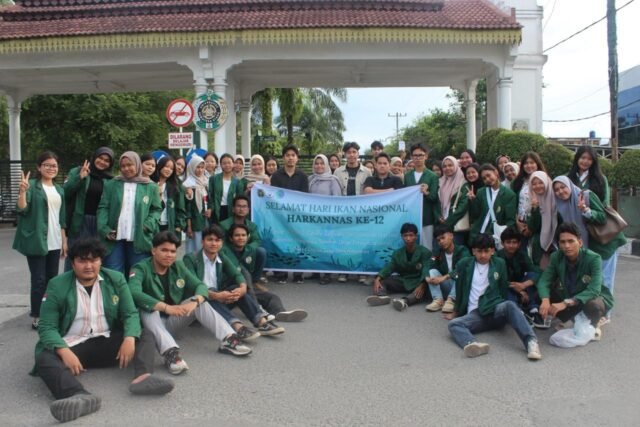 Mahasiswa MSP USU berfoto bersama usai melakukan orasi dan berbagi makanan di depan pintu 4 USU, Sabtu (22/11/2025). | Sumber Istimewa