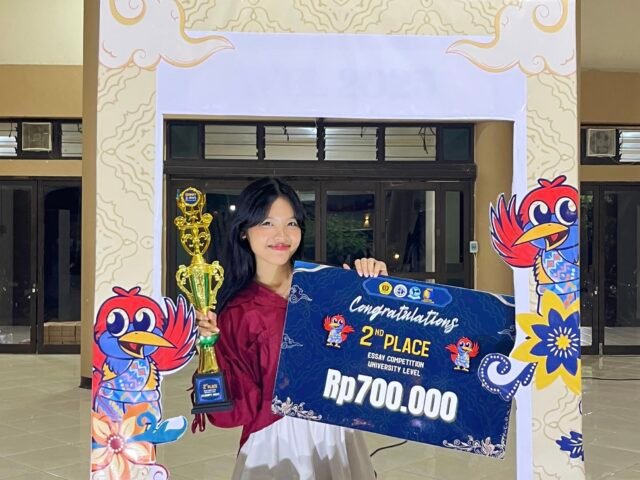 Joice Anita Siburian usai meraih juara II kompetisi esai pada ECOMPT 2025 di Aula Walikota Mataram, Sabtu (1/11/2025). | Sumber Istimewa