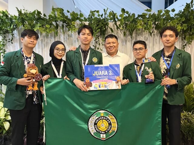 Tim Cekrekbox USU berfoto bersama dosen pembimbing, Arif Qaedi Hutagalung, saat Awarding Night KMI Expo XXI di Universitas Tidar, Magelang, Jumat (21/11/2025). | Sumber Istimewa