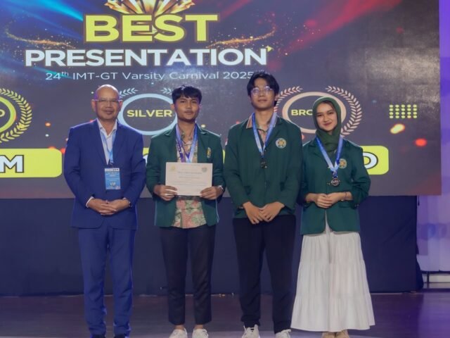 Delegasi USU berfoto bersama usai meraih penghargaan dalam ajang IMT-GT Varsity Carnival 2025 di Thaksin University, Songkhla, Thailand, Kamis (31/10/2025). | Sumber Istimewa