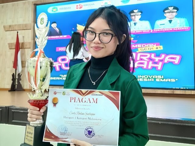 Cindy Roulina Siallagan usai menerima piala Juara Harapan I Lomba Karya Tulis Ilmiah BRIDA Kota Medan 2025 di Gedung PKK Serbaguna Medan, Kamis (6/11/2025). | Sumber Istimewa