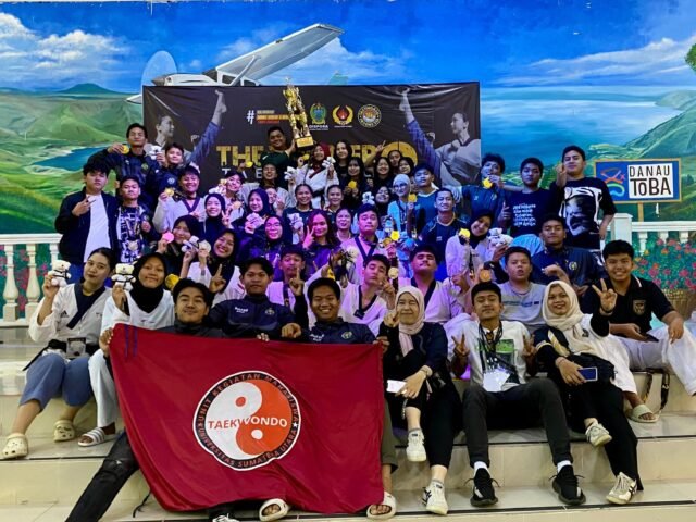 Anggota UKM Taekwondo berfoto bersama setelah meraih medali dalam kompetisi The Winner Taekwondo Championship 2 di Politeknik Penerbangan Medan, Minggu (30/12/2025). | Sumber Istimewa