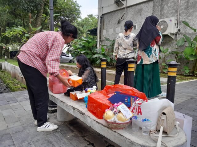 Mahasiswa membereskan hadiah dan konsumsi usai perayaan sidang, Selasa (10/10/2025). | Dormaulina Sitanggang