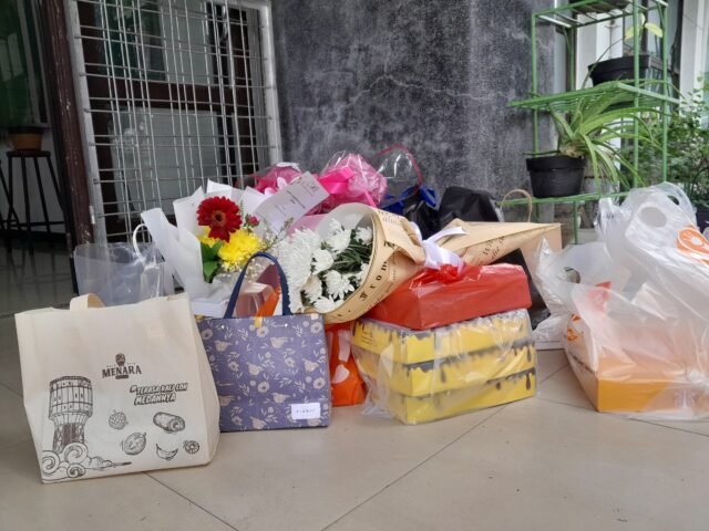 Tumpukan bingkisan makanan dan hadiah usai sidang akademik, Selasa (14/10/2025). | Dormaulina Sitanggang