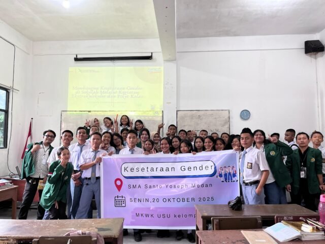 Kelompok MKWK Kesetaraan Gender 4 USU berfoto bersama siswa SMA St. Yoseph Medan, Sabtu (25/10/2025). | Sumber Istimewa
