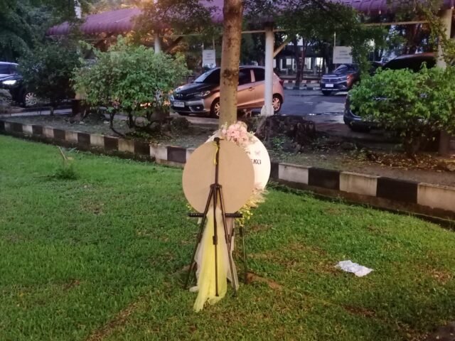 Papan akrilik ucapan selamat yang ditinggalkan di area kampus, Senin (15/12/2025). | Ruth Cinthia Sianturi