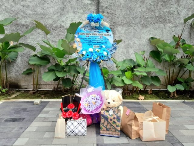 Papan akrilik, buket bunga, dan bermacam hadiah sidang akademik di area FISIP USU, Jumat (10/10/2025). | Dormaulina Sitanggang