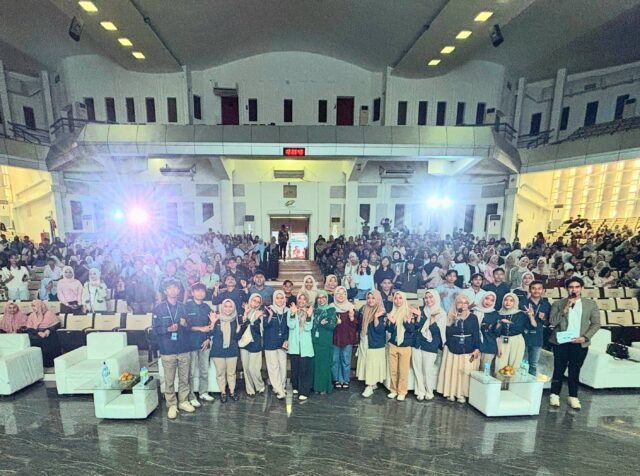 Ketua pelaksana, pemateri, pembina UKM Himadita Nursery, para panitia dan peserta, berfoto bersama dalam “Seminar Nasional Communication Skills" di Auditorium USU, Minggu (30/11/2025). | Sumber Istimewa