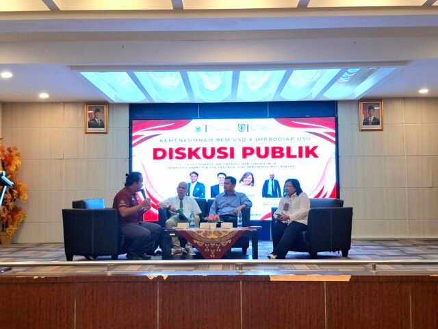 Dari kiri, moderator dan narasumber saat diskusi publik "Audit Kinerja Implementasi Kebijakan Publik: Menelaah Hambatan dan Program yang Berdampak bagi Rakyat" di Aula FISIP USU, Kamis (4/12/2025). | Jennifer Smith L. Tobing