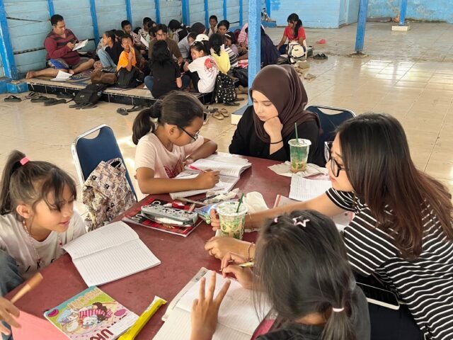 Anggota KKN-T KR 04 USU bersama anak-anak dalam kegiatan Bimbel Gratis di Jambur, Desa Merdeka, Rabu (12/11/2025). | Sumber Istimewa