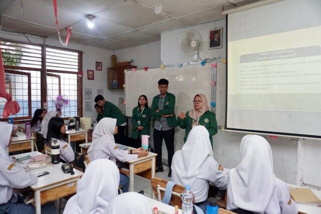 Sesi pemaparan materi dalam kegiatan sosialisasi tentang nilai toleransi oleh Kelompok MKWK Intoleransi 12 di SMA Negeri 15 Medan, Senin (10/11/2025). | Sumber Istimewa