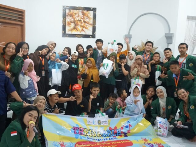 Kelompok mahasiswa proyek MKWK Disabilitas 3 USU berfoto bersama sejumlah anak difabel dalam kegiatan edukasi dan ekspresi seni di Rumah Difabel Sharaswaty, Sabtu (28/10/2025). | Sumber Istimewa