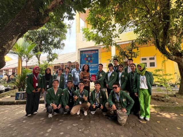 Kelompok mahasiswa proyek MKWK Intoleransi 19 USU berfoto bersama guru dan kepala sekolah dalam kegiatan sosialisasi di SMPN 34 Medan, Sabtu (1/11/2025). | Sumber Istimewa