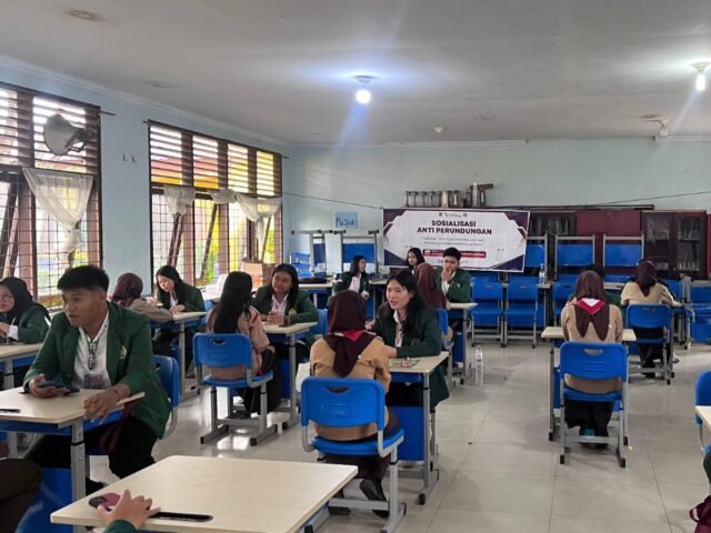 Kelompok mahasiswa proyek MKWK Tanpa Perundungan 15 USU saat sesi curhat bersama anggota OSIS dalam kegiatan sosialisasi di SMP Negeri 20 Medan, Sabtu (25/10/2025). | Sumber Istimewa