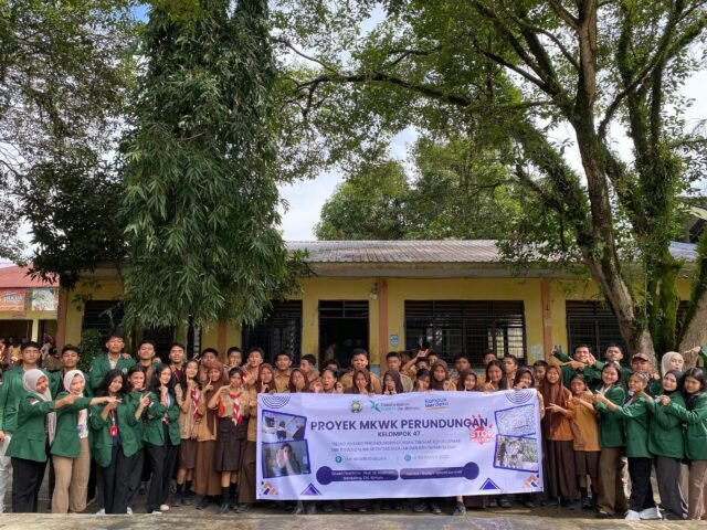 Kelompok mahasiswa proyek MKWK Anti Perundungan 47 USU berfoto bersama sejumlah siswa SMP Negeri 10 Medan, Sabtu (8/11/2025). | Sumber Istimewa